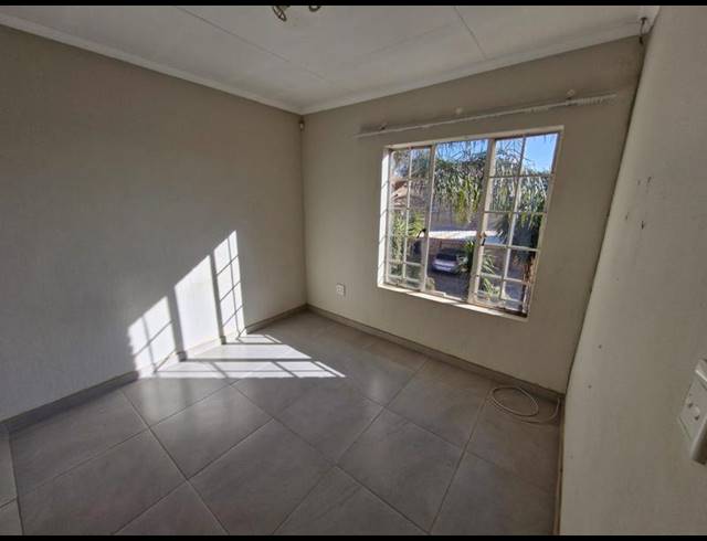 3 BEDROOM TOWNHOUSE FOR SALE IN HEUWELSIG ESTATE